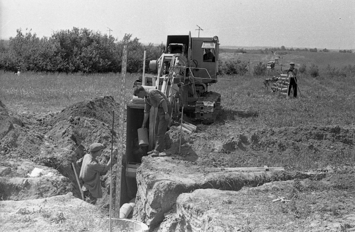 Осушение земель с закладкой дренажа, 1967 год. Автор снимка — Субоч. Фото из архива БГАКФФД