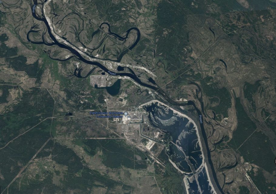 Расположение реки Припять, огибающей Чернобыльскую атомную электростанцию в зоне отчуждения ЧАЭС (ортофотоснимок: Google)