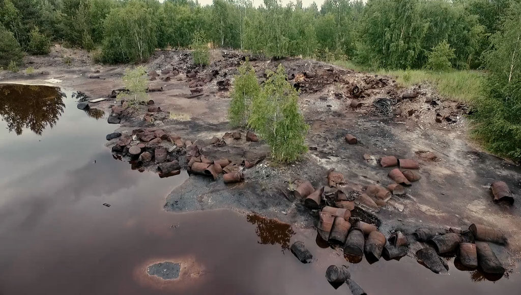 Чёрная дыра под российским городом Дзержинск. Туда много лет сбрасывали отходы, но кто и какие – никто не знает точно