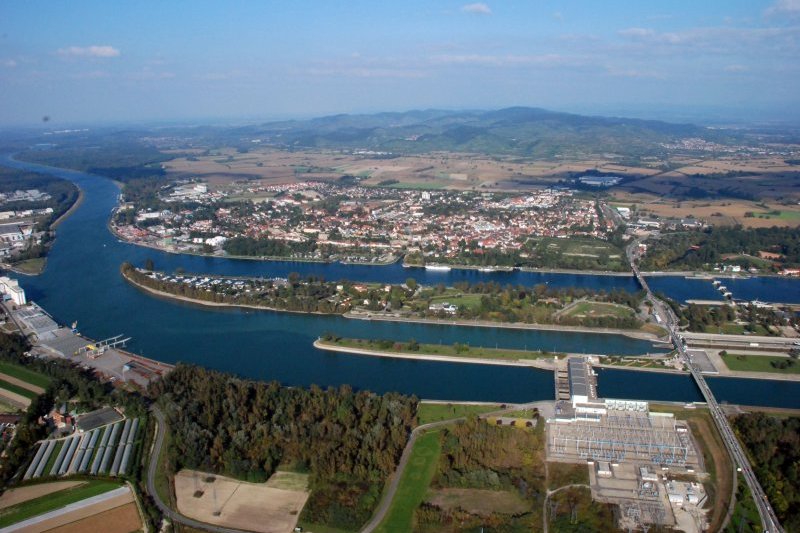 Эльзасский канал на границе Германии и Франции