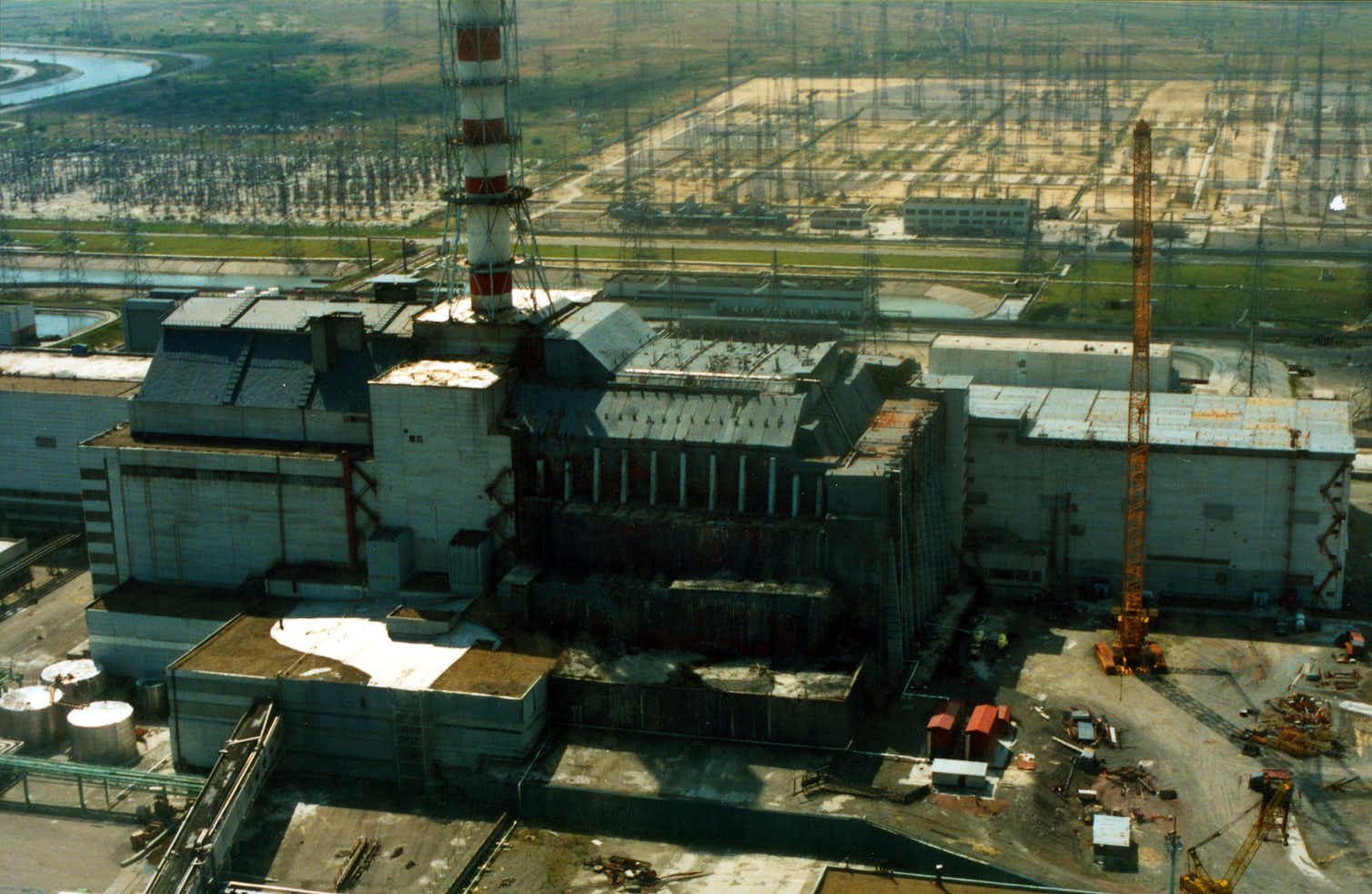 Здание Чернобыльского реактора № 4, заключенное в стальной и бетонный корпус для ограничения радиоактивного загрязнения