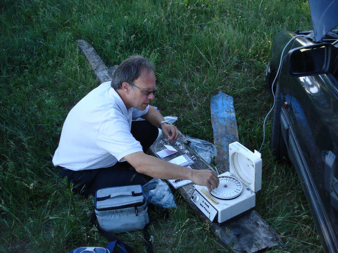 Тим Муссо обрабатывает образцы крови птиц, собранных в Чернобыле