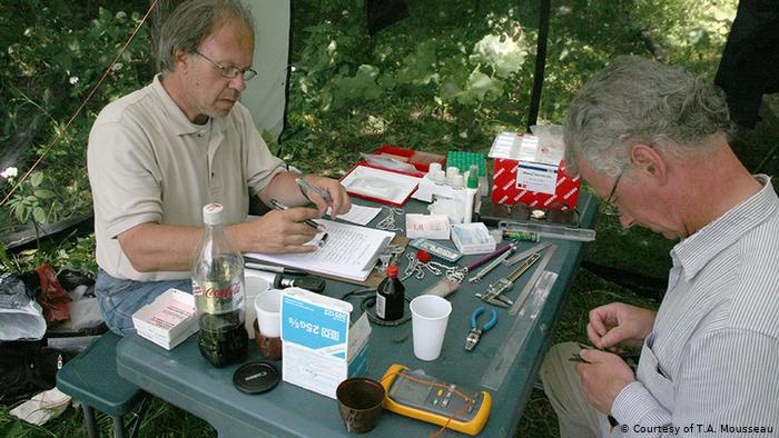 Муссо (слева) и коллега Андерс Моллер записывают измерения в полевых условиях в Чернобыле
