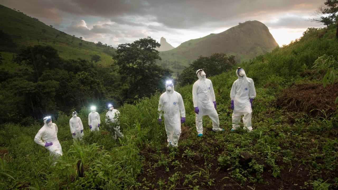 Эбола, острый респираторный синдром (SARS), грипп — эти и другие зоонозные заболевания, которые передаются от животных к человеку, способны разрушить человеческую жизнь, сокрушить системы общественного здравоохранения и истощить экономику по всему миру. Эти вирусы не знают границ. Демократическая Республика Конго в настоящее время борется со второй по величине вспышкой Эболы, почти с 2000 подтверждённых случаев и более 1300 подтверждённых случаев смерти с августа 2018 года.