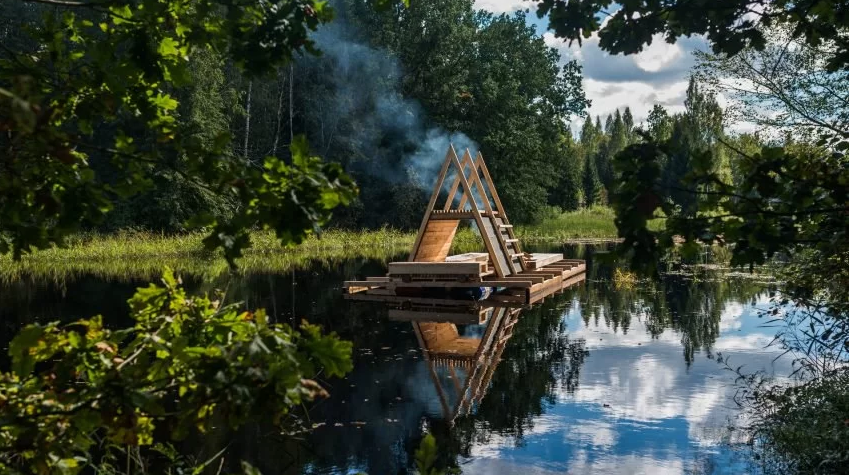 Плавучий бивуак в Соома построили в 2016 году в рамках международной летней школы "5th Season: Wilderness".  © Tõnu Tunnel 