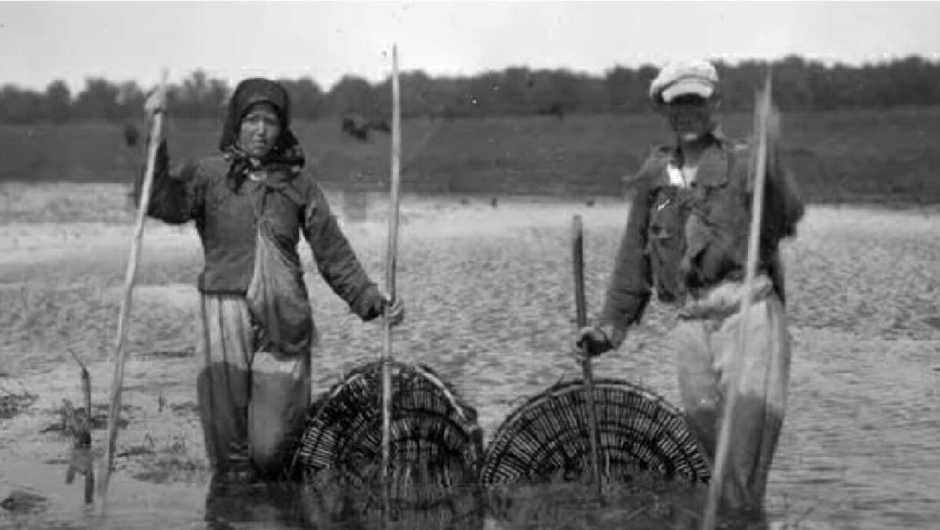 Полесье. Рыбак и рыбачка. 1930-е. Источник: Палесьсе і палешукі. Мінулае.