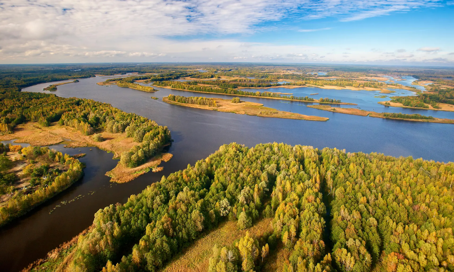 Вид с воздуха на реку Припять в 30 км Чернобыльской зоне отчуждения