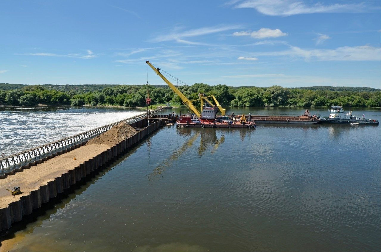 Строительство гидроузла Белоомут на реке Ока.