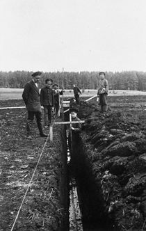 Осушение земель с закладкой дренажа 1911 год. Фото из архива БГАКФФД