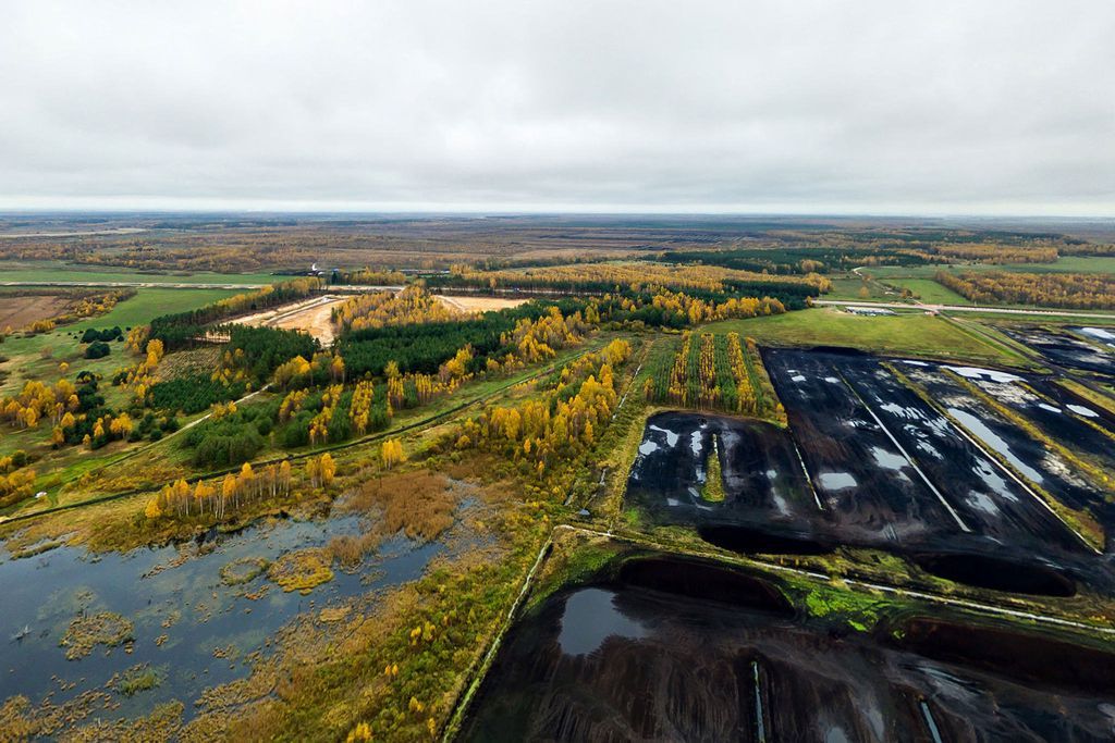 On the left is the Dokudovskoye bog site after re-wetting. Drainage amelioration caused big fires in 1992–2002.