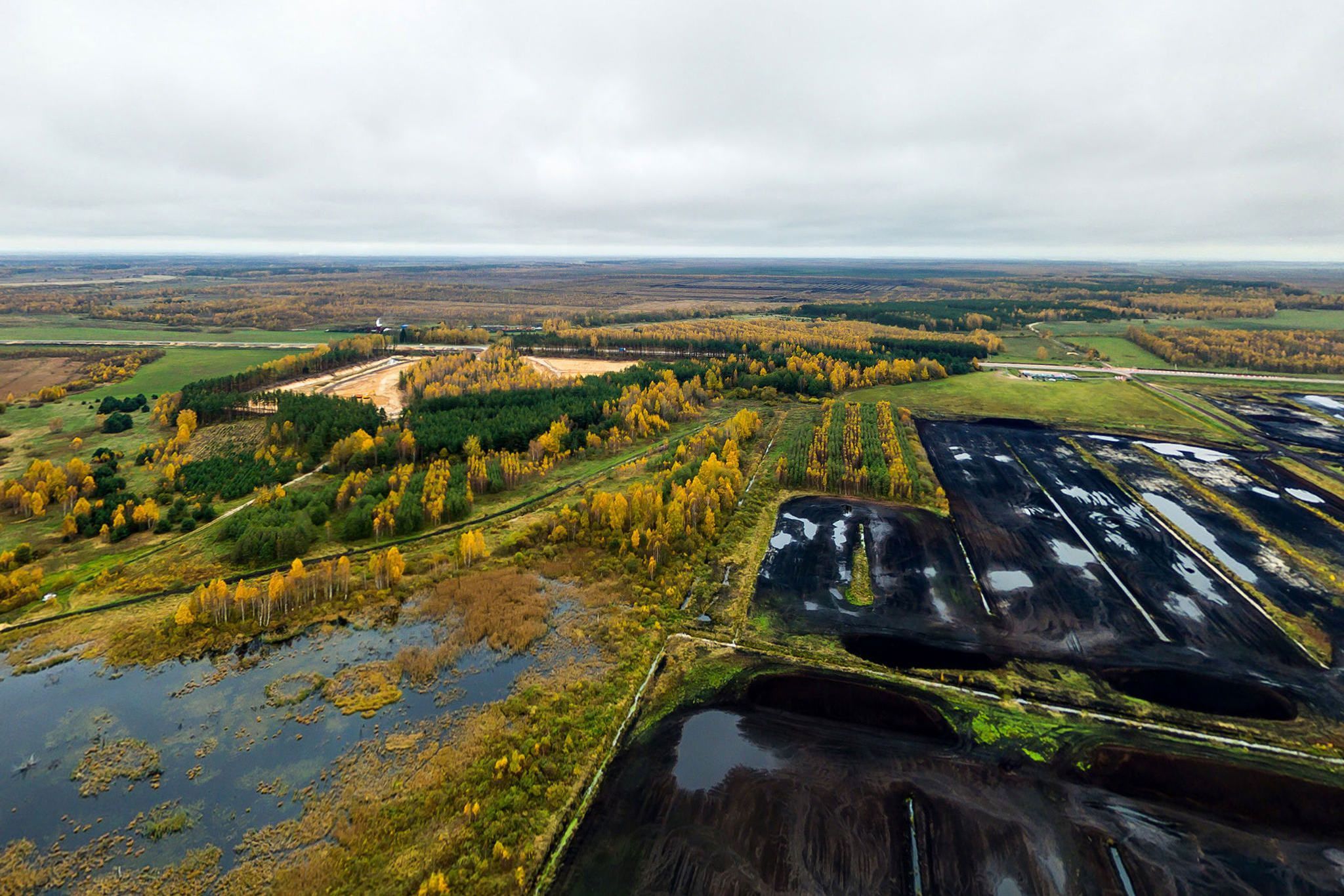 Слева участок болота Докудовское после повторного заболачивания. Осушительная мелиорация, которая проводилась на прилегающих территориях, повлекла за собой пожары в 1992–2002 гг.