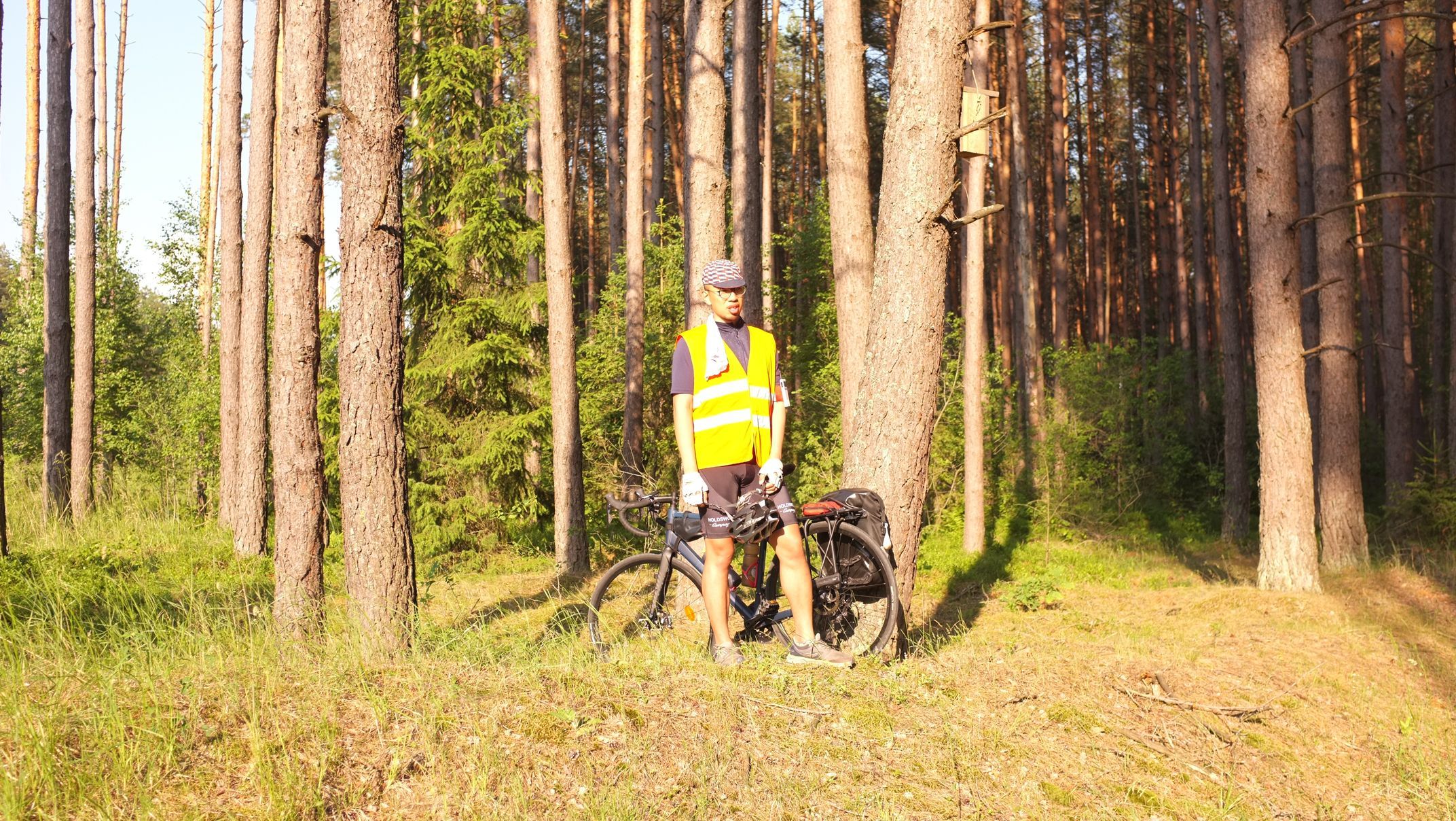 Ада Дахай Лао отвечает в туре за техническое сопровождение. Ада  — выпускник Гумбольдского университета по специальности  «Менеджмент природных ресурсов». Уже несколько лет развивает велосипедный кооператив и делает велопутешествия в окрестностях Берлина.