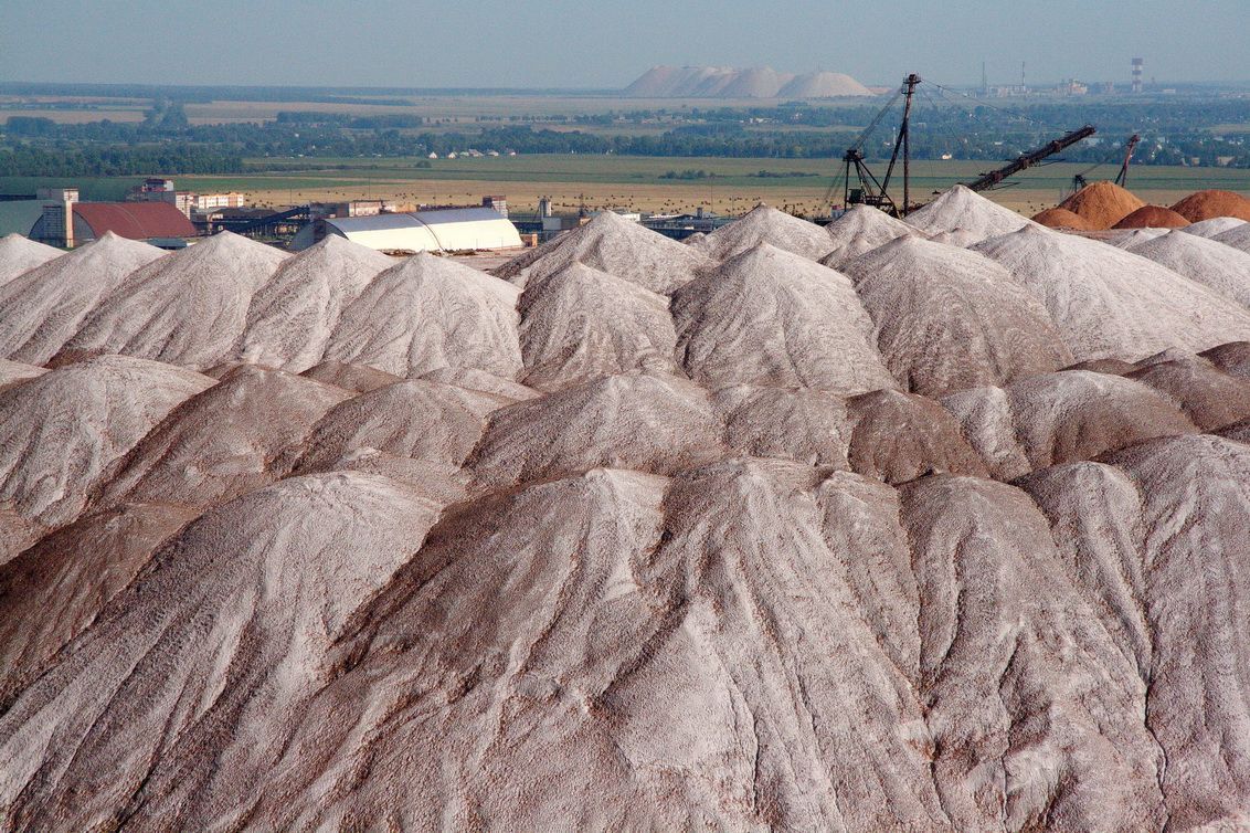 Солигорские терриконы являются продуктом жизнедеятельности градообразующего предприятия «Беларуськалий» – крупнейшего в мире производителя калийных минеральных удобрений.