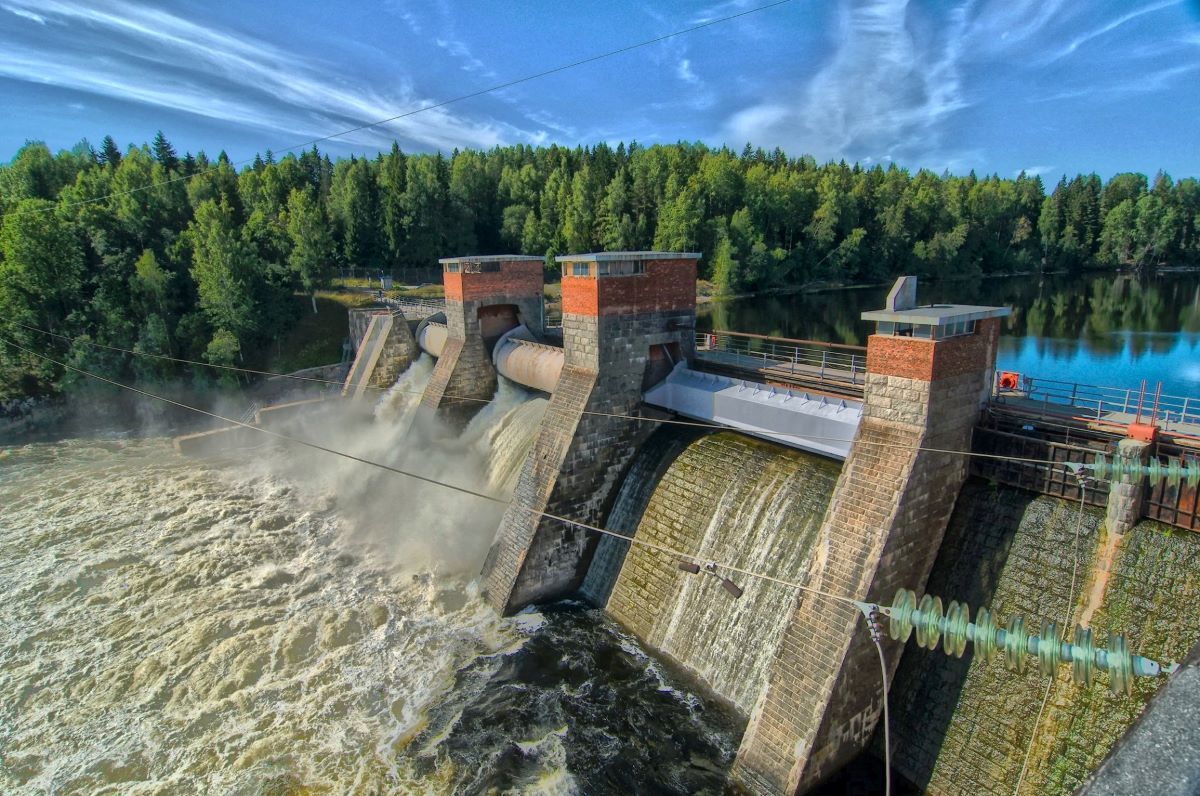 Каскад плотин на Лесогорской ГЭС в Ленинградской области