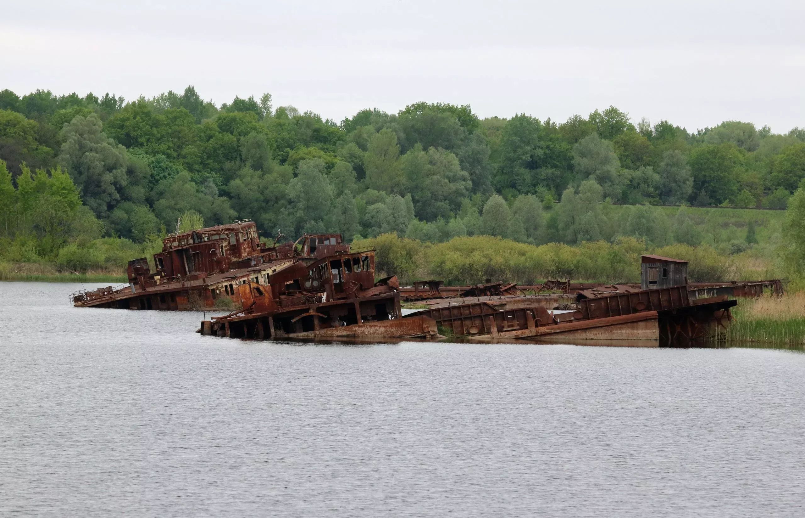 Припять в Чернобыльской зоне стала кладбищем кораблей