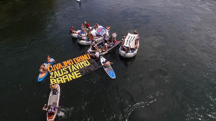 The first regatta on the Drina was organised to protest against the hydroelectric plant. The banner reads: "Save the Drina, stop the dam"