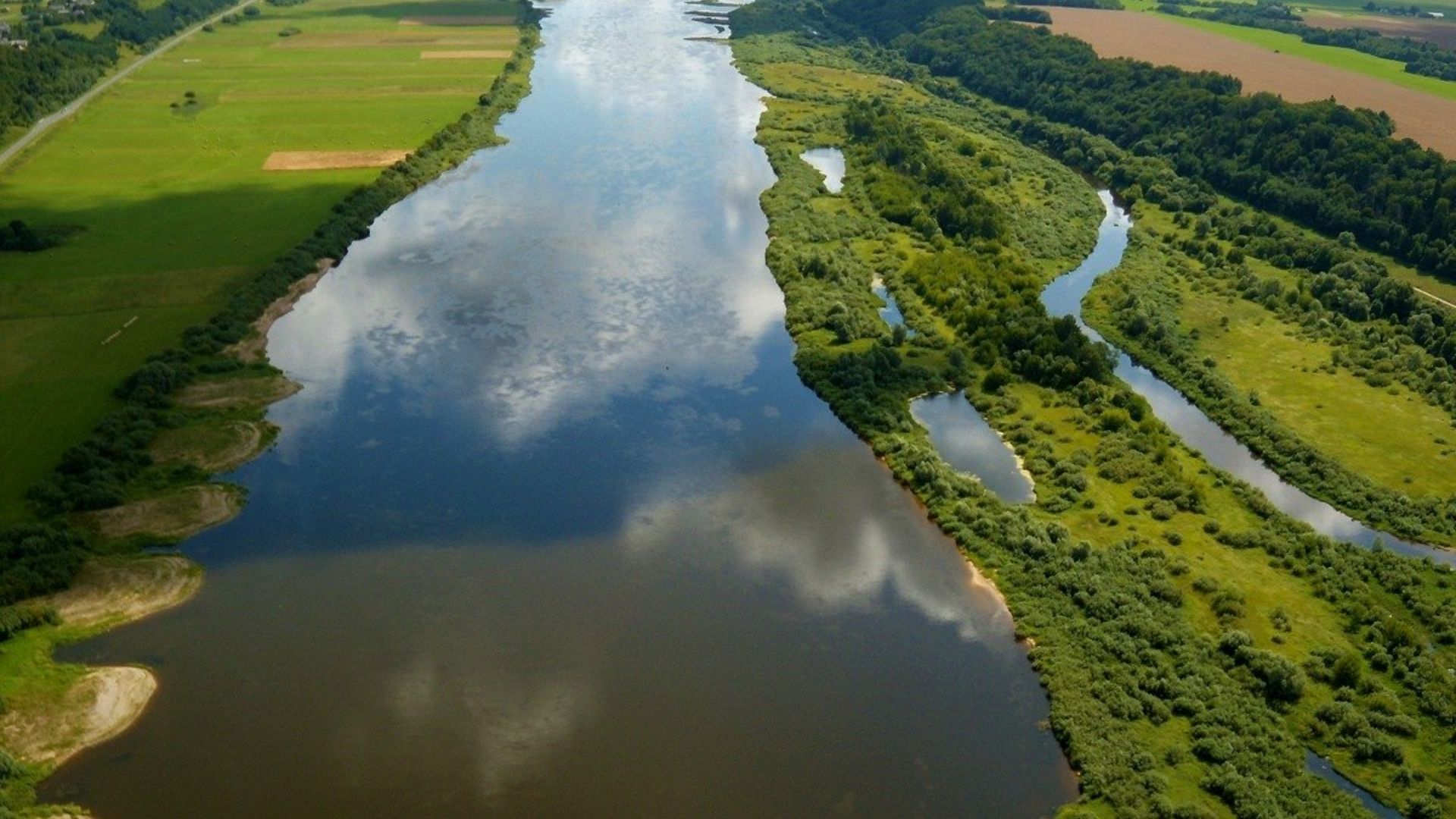 The densest river network is located in the northwest and northeast of the country, which belongs to the Neman basin