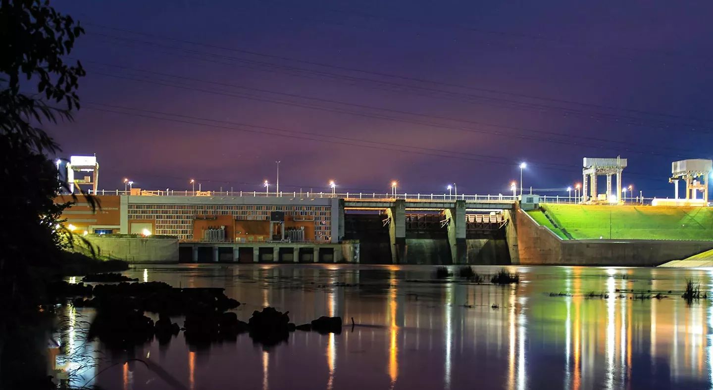 Средний расход воды на Каунасской ГЭС составляет 280 м3 в секунду. Но в 2020 году из-за уменьшения притока из Нёмана станция сократила свою мощность до одного гидроагрегата (18 мегаватт)